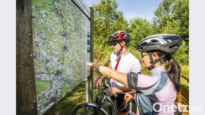 Obwohl der Radweg gut ausgeschildert ist, kann ein Blick auf die Karte mit weitergehenden Informationen Spaß machen. Bild: Thomas Kujat/exb
