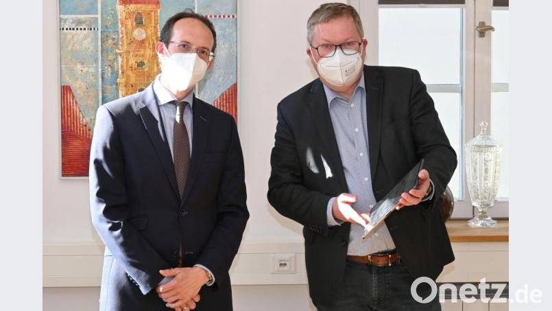 Ingo Kindler (links), der künftig das IT-Servicezentrum der bayerischen Justiz in Amberg leitet, stellte sich bei OB Michael Cerny vor. Bild: Susanne Schwab, Stadt Amberg