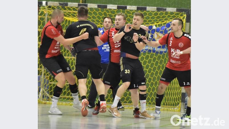 Wann geht es beim Handball mal wieder so zur Sache wie hier beim Spiel HC Sulzbach gegen den SV Buckenhofen? Die letzte Saison wurde nach wenigen Wochen abgebrochen. Bild: zg