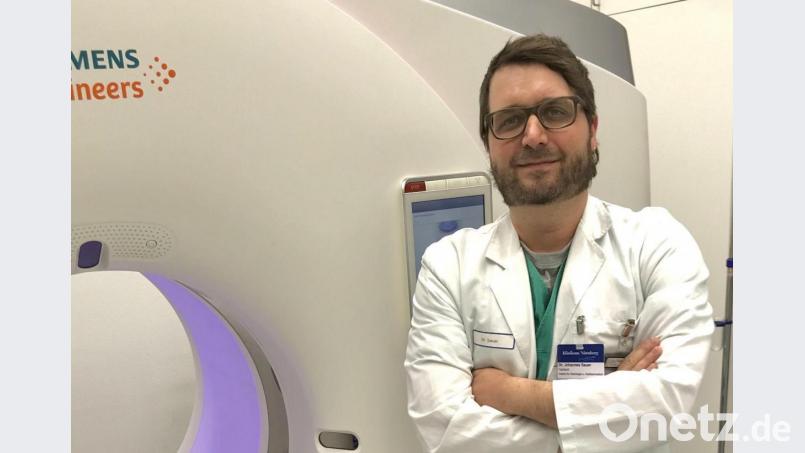 In seiner beruflichen Umgebung wird Dr. Johannes Sauer beim Online-Biertasting sicher nicht zu finden sein. Den Abend für die Hilfsaktion „Lichtblicke“ moderiert er aus dem Home-Office. Bild: Johannes Sauer/exb