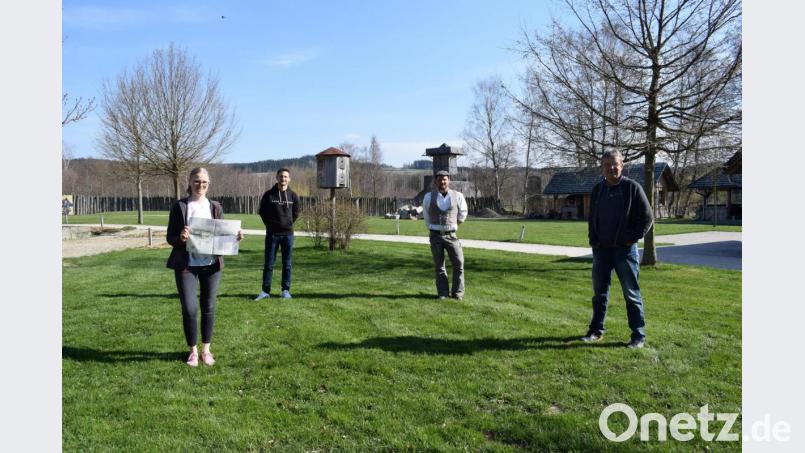 Karina Jobst und Christian Ott von der Initiative Mittelalterspielplatz stellten gemeinsam mit Bauleiter Achim Troppmann und Vorsitzenden Alfred Wolf (von links) die Pläne für den Themenspielplatz vor. Vorbild für den Spielbereich ist der Geschichtspark. Bild: szl