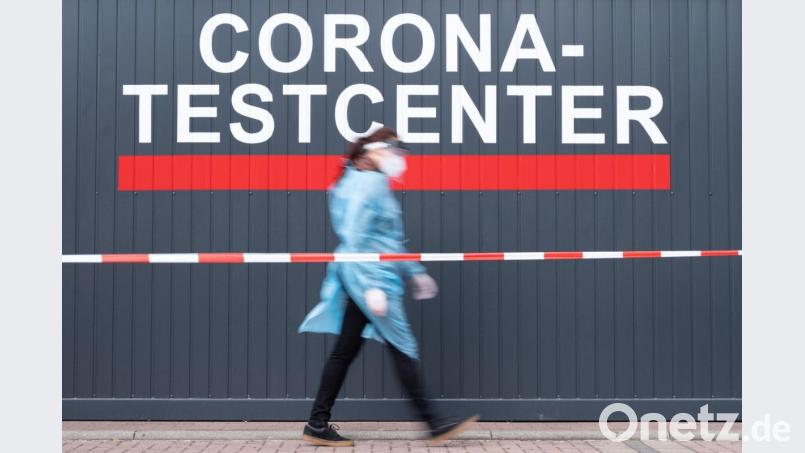 Die Anzahl der Corona-Infektionen, die bei den Testungen im Landkreis Amberg-Sulzbach festgestellt werden, sank zuletzt. Die Sieben-Tage-Inzidenz unterschritt am Donnerstag einen wichtigen Grenzwert. Symbolbild: Sebastian Kahnert/dpa