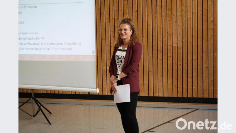 Als examinierte Altenpflegefachkraft sammelte sie Erfahrung in sozialer Arbeit, die ihr nun auch für ihre Arbeit als Schwarzenbacher Quartiersmanagerin zugutekommt: In der Gemeinderatssitzung stellte Franziska Schraml-Pöllmann sich und ihr erstes Projekt, den &quot;Generationen-Leitfaden&quot; für die Gemeinde Schwarzenbach, vor. Bild: bjp