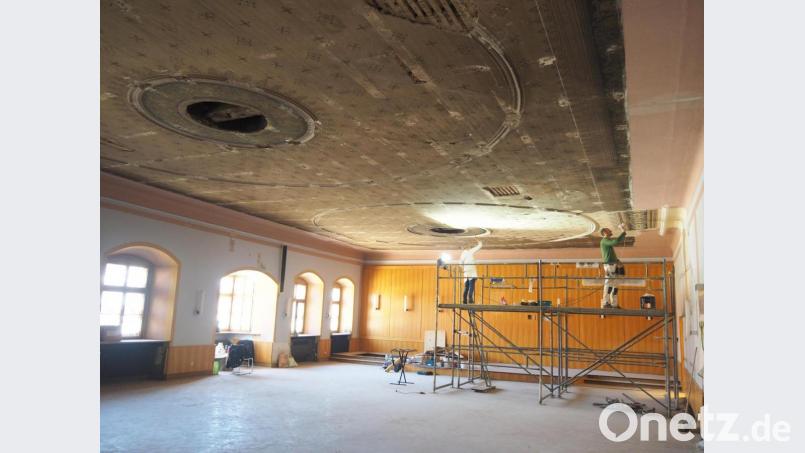 Stefanie Löw und Patrick Reichmann nehmen die Befundung der alten Decke im großen Saal vor. Bei der Bemalung handelt es sich um eine zweite Fassung, die Ende des 19.Jahrhunderts erstellt wurde. Bild: ws