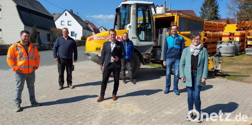 Bauleiter Patrick Hösl (von links), Polier Markus Kraus, Albert Hofmann (Bauverwaltung), Bürgermeister Wolfgang Söllner, Christoph Reger (Ingenieurbüro Wolf &amp; Zwick) und Katrin Bayer (Bauverwaltung) trafen sich zu einem ersten Baustellentermin in der Ringstraße. Bild: soj