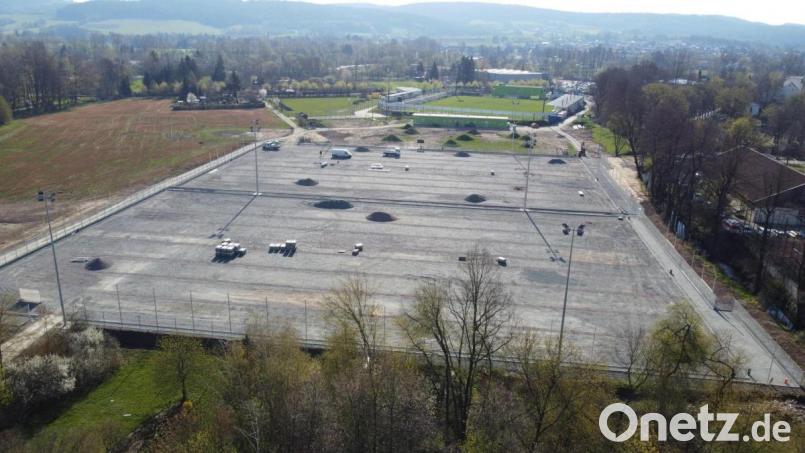 Die beiden neuen Kunstrasenplätze der SpVgg SV Weiden, von Norden aus gesehen. Im Hintergrund ist das Spardabank-Stadion zu erkennen. Bild: Gustl Beer
