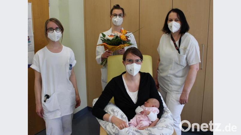 Hebamme Vivien Neudert, Dr. Sophie Herzer und Stationsleiterin Elisabeth Kick (von links) gratulierten der kleinen Lea und ihrer Mama Judith zur 500. Geburt des Jahres im Klinikum Weiden. Bild: Kliniken Nordoberpfalz, Michael Reindl/exb