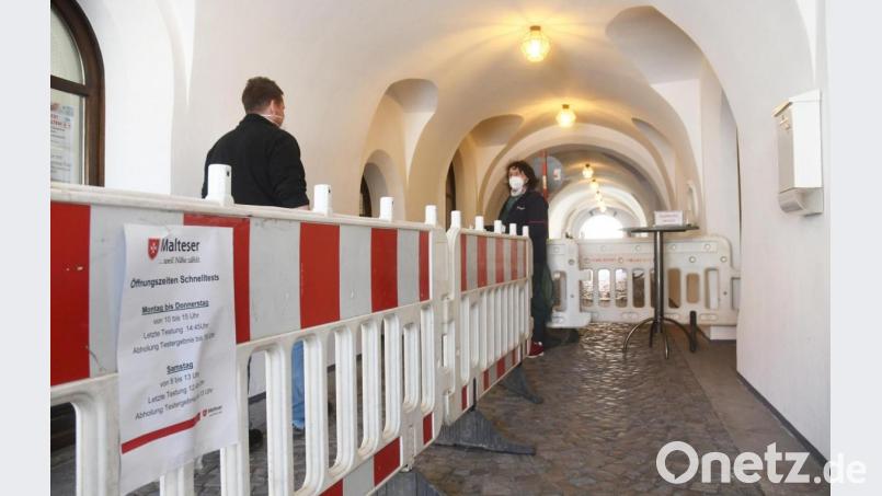 Die Malteser-Mitarbeiterin nimmt den Testwilligen an der Station im Alten Rathaus in Empfang. Bis auf Freitag und Sonntag hat das Schnelltestzentrum täglich geöffnet und wird mittlerweile gut frequentiert. Bild: Gabi Schönberger
