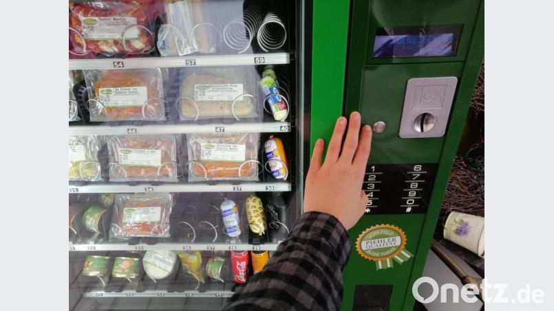 Wurst rund um die Uhr: Die Metzgerei Piehler aus Irrenlohe bei Schwarzenfeld hat seit einigen Jahren einen Frischfleisch-Automaten, den der Besitzer „Horst“ getauft hat. Die Nachfrage ist hoch, die Coronapandemie hat daran aber nichts verändert. Bild: wpt