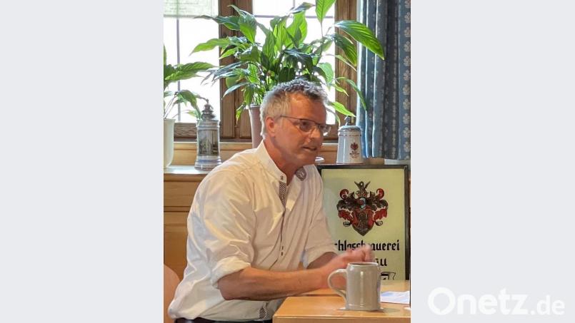 Bürgermeister Hermann Falk war spontan von der Idee angetan, das 750-Jährige der Stadt zusammen mit dem 505-Jährigen des Bayerischen Reinheitsgebots digital zu feiern. Aus diesem Anlass blätterte er im Goldenen Buch der Stadt, in das sich prominente Gäste eingetragen hatten. Bild: u