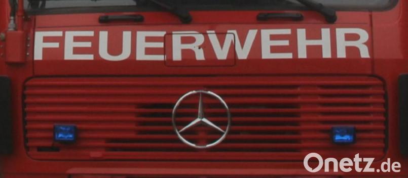 Eine Hecke bei Reichenbach (Landkreis Amberg-Sulzbach) war in Brand geraten. Die Feuerwehren aus Auerbach und Zogenreuth brachten den Brand unter Kontrolle. Bild: mp