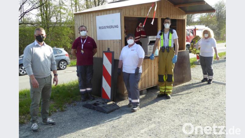 Enge Zusammenarbeit für die Corona-Teststation: Bürgermeister Dietmar Schaller, die Organisatoren vom BRK, Josef Bock und Sandra Hösl, Feuerwehrkommandant Johannes Albrecht und BRK-Bereitschaftsleiterin Sieglinde Steiner. Bild: fsb