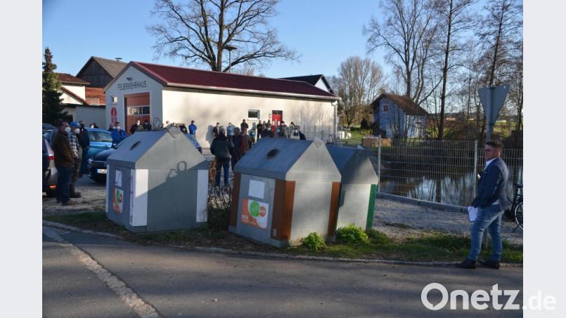 Dem neuen Glockenturm müssen die Glascontainer weichen. Bild: ak