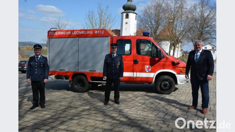 Vorsitzender Bernhard Lindner, Kommandant Thomas Lindner und Bürgermeister Johann Burger (von links) freuen sich über das neue Fahrzeug der Feuerwehr Leonberg. An den Gesamtkosten von 33.000 Euro beteiligt sich die Feuerwehr mit einem Zuschuss in Höhe von 5000 Euro. Bild: jr
