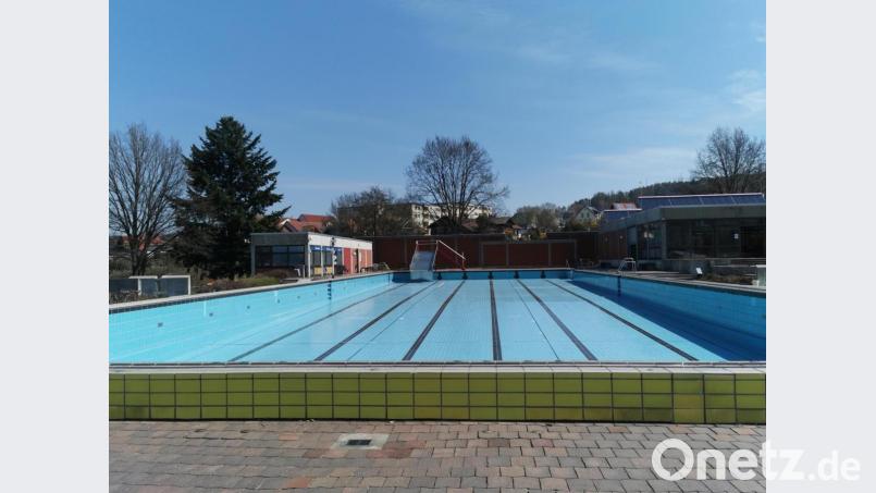 Gähnende Leere: So sieht es derzeit in den Freibädern im Landkreis Schwandorf aus. In Oberviechtach (Bild) ist noch kein Wasser im Becken, es laufen Reinigungs- und Renovierungsarbeiten. Eine Saisoneröffnung ist noch nicht absehbar. Bild: Portner