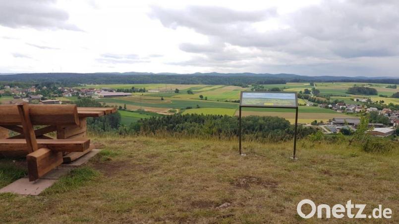 Die Tafel am Gottvaterberg, bevor Randalierer das Podest absägten und das Bild den steilen Abhang hinunterwarfen. Archivbild: Stadt Auerbach/exb