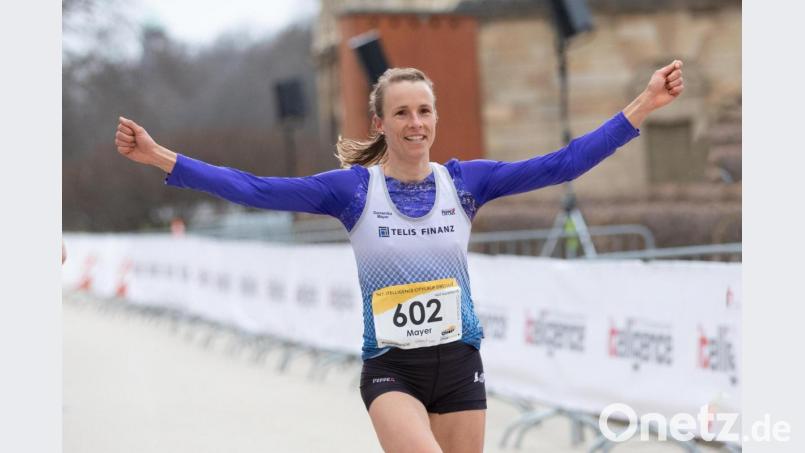 Eine strahlende Domenika Mayer läuft in 1:09:52 Stunden beim Halbmarathon in Dresden ins Ziel. Bild: Norbert Wilhelmi