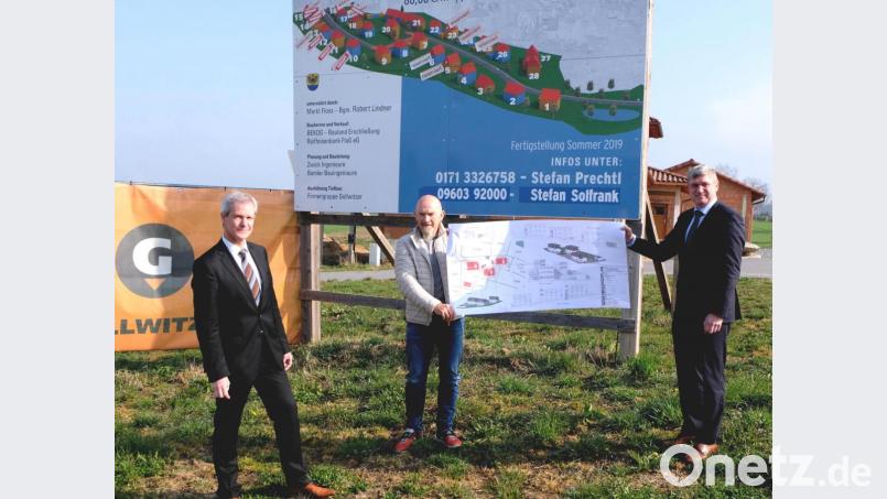 Bauherr und Vermittler treffen sich im Wohnbaugebiet und entscheidende Details über den Neubau. Von links: Vorstandsmitglied Josef Völkl, Bauunternehmer Josef Reger und Vorstandsvorsitzender Jürgen Schnappauf. Bild: le