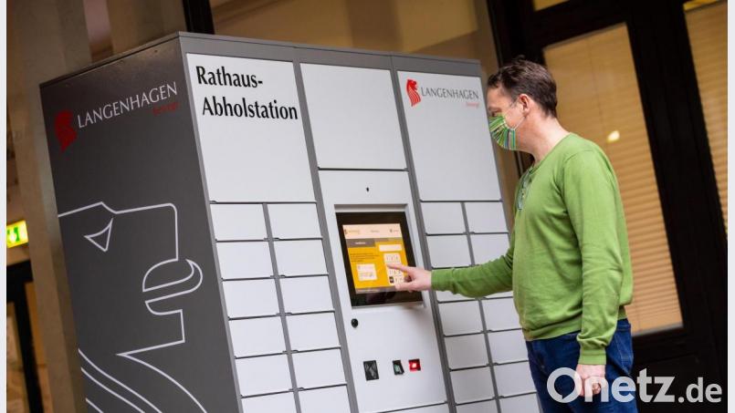 An den Abholstationen – im Bild ein Terminal in der Stadt Langenhagen – können sich Bürger unabhängig von den Öffnungszeiten der Verwaltung Dokumente hinterlegen lassen. Bild: Moritz Frankenberg/picture alliance/dpa
