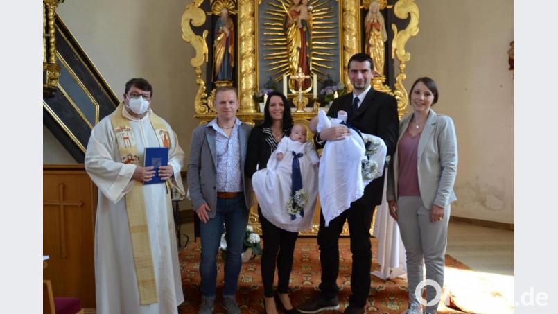 Die Zwillinge Noah und Finn der Eltern Melanie (rechts) und Georg Meiller (Zweiter von links) erhielten die Taufe durch Pfarrer Udo Klösel. Die Taufpaten waren Andrea Pschirrer und Andreas Beer. Bild: gi