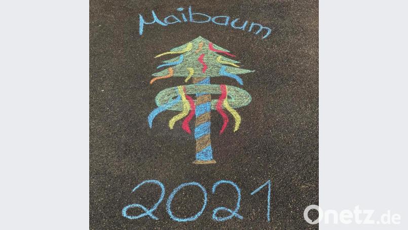 Mit Straßenmalkreide lässt sich im Nu ein eigener Maibaum zu Hause "aufstellen". Bild: nza