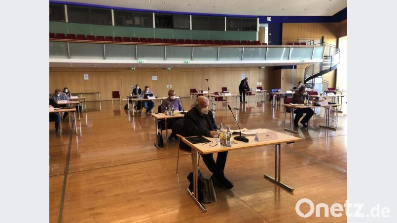 Der Kreisausschuss bei seiner jüngsten Sitzung – wegen der Corona-Vorgaben im ACC. Könnte man Kreisräte per Video zuschalten, wäre vieles einfacher und die Sitzungen könnten im Saal des Landratsamtes gehalten werden. Bild: eik