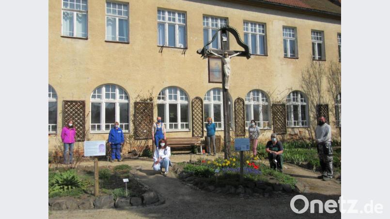 Helfer der Lebenshilfe haben das Team der Umweltstation bei der Vorbereitung des Gartens unterstützt. Bild: kgg