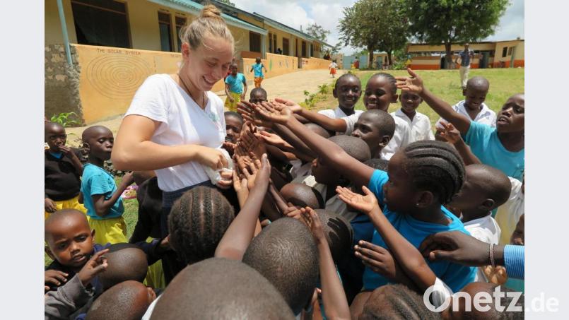 Im Jahr 2018 unterrichtete Magdalena Schneider (links) während eines Praktikums Kinder an der &quot;Precious Hope School&quot;. Für die ersten Absolventen wird nun um Unterstützung auf dem weiteren Berufsweg gebeten. Bild: Katrin Orlamünder