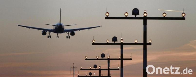 Startende und landende Flugzeuge in der Nähe des Hotels können die Erholung im Urlaub stark schmälern. Bild: Kevin Kurek/dpa