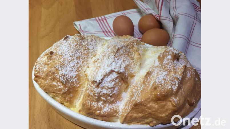 Goldbraun und federleicht – so sollen sie sein, die Salzburger Nockerln. Vor dem Servieren mit Puderzucker bestäubt, muss die süße Köstlichkeit schnell auf den Tisch kommen. Bild: Michael Schiffer