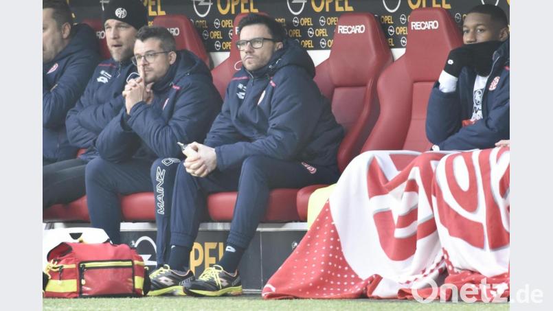 Die Erste-Hilfe-Tasche steht vor ihm, Priv.-Doz. Dr. Stefan Mattyasovszky (Zweiter von rechts) ist auf der Bank des Fußball-Bundesligisten FSV Mainz 05 einsatzbereit, falls sich ein Spieler verletzt. Archivbild: Peter Pulkowski