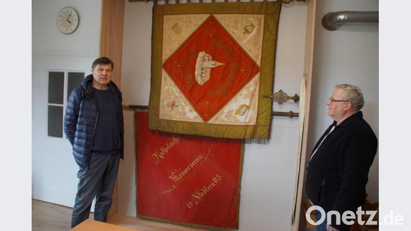 Peter Lampl (links) und Hans Vogl haben ein Faible für Heimatgeschichte. Die Restaurierung der über 100 Jahre alten Fahnen des Burschenvereins (oben) und des Männervereins soll als nächstes angepackt werden. Bild: mmj