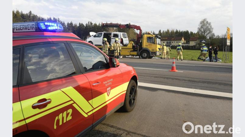 Glück im Unglück hatten die jeweils 45 Jahre alten Fahrer eines Opel Zafira (auf dem Abschleppwagen) und VW Golf (im Straßengraben), die am Donnerstagnachmittag bei Kropfersricht zusammenstießen. Bild: Petra Hartl