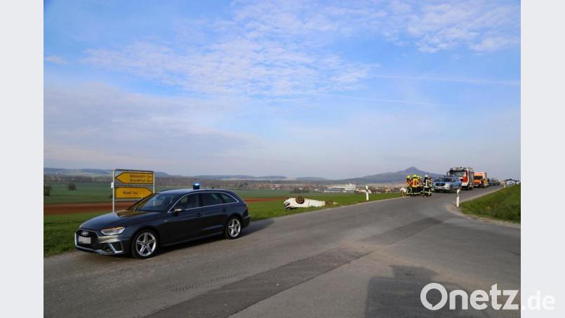 Bei Kastl bei Kemnath hat sich ein mit zwei Personen besetztes Auto überschlagen. Bild: rw