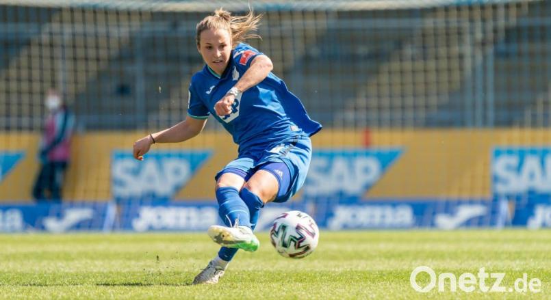 Michaela Specht ist zurück auf dem Fußballplatz. Die Innenverteidigerin der TSG Hoffenheim (Szene aus dem Heimspiel gegen die SGS Essen) zählt nach einem Bruch des Schienbeinplateaus wieder zur Stammelf des Tabellendritten der Frauen-Bundesliga. Bild: Uwe Gruen/Kraichgaufoto
