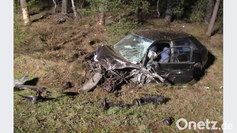 Kaum zu glauben: Der Fahrer dieses Autos hat einen Zusammenstoß mit einem Baum mit Tempo 100 praktisch unverletzt überlebt. Bild: Polizeiinspektion Amberg/exb