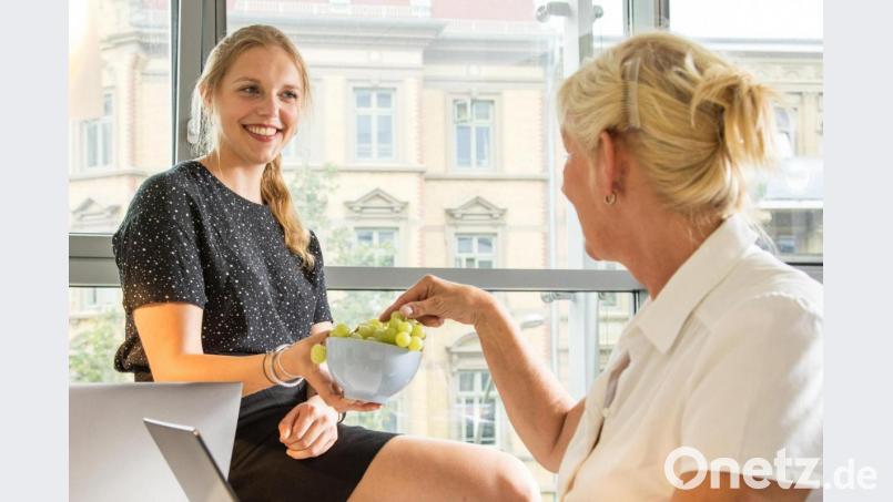 Eine Obst- und Gemüsebeauftragte kann sich im Betrieb um gesunde Snacks zum schnellen Zugreifen kümmern. Bild: Christin Klose/dpa-tmn