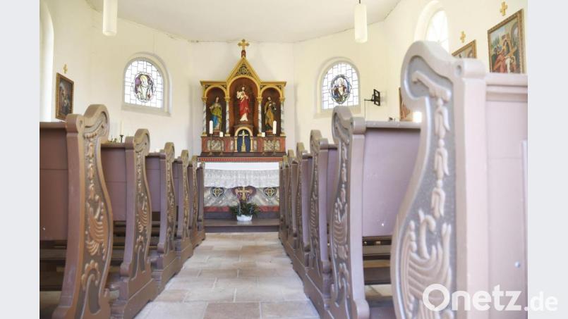 Blick zum Altar. Auch hier Risse am Anschluss von Decke und Wänden. Sie reichen bis hinunter ins instabile Fundament. Das Tröglersrichter Dorfkirchlein steht unter Denkmalschutz. Bild: Gabi Schönberger