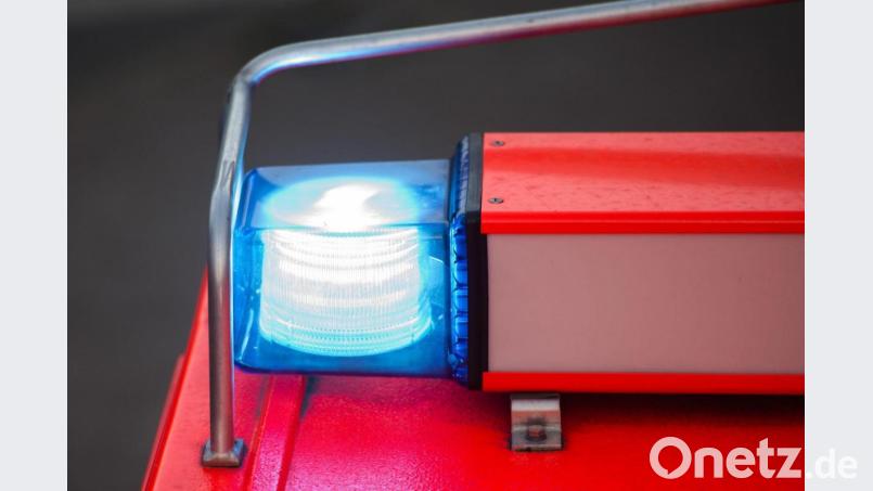 Bei einem Dachstuhlbrand eines Mehrfamilienhauses in Thiersheim (Landkreis Wunsiedel) kamen am Freitagmittag kamen zwei Menschen ums Leben, zwei weitere Bewohner erlitten leichte Verletzungen. Bild: Daniel Bockwoldt/dpa
