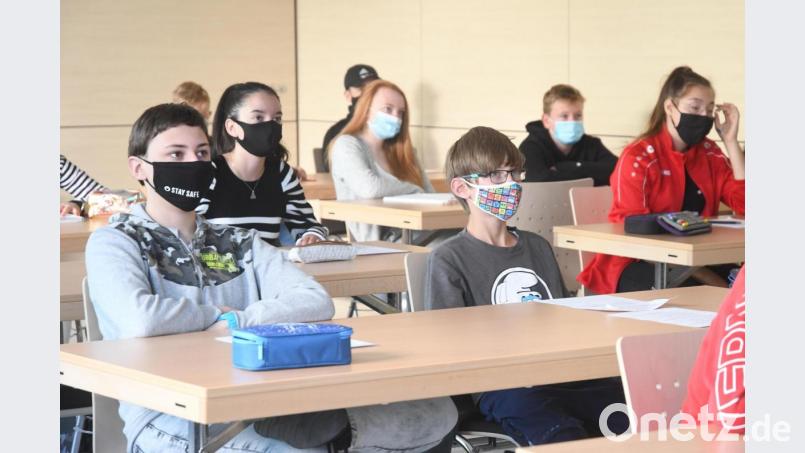 Bleibt die 7-Tage-Inzidenz fünf Tage lang unter 100, dann gilt für alle Schüler in der Stadt Weiden und im Landkreis Neustadt/WN im Laufe der nächsten Woche Präsenz- und Wechselunterricht. Nicht nur die Schüler der Markus-Gottwalt-Schule in Eschenbach (hier ein Foto vom Schulbeginn) dürfte das freuen. Symbolbild: Gabi Schönberger