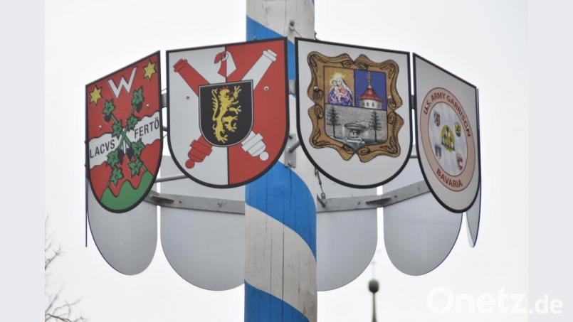 Die Wappen der Partnerschaften und -städte zieren den Maibaum. Bild: hcz