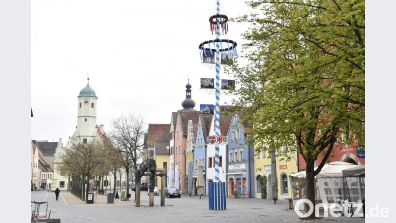 Seit Samstag ziert die Innenstadt ein 23 hoher Maibaum. Bild: hcz