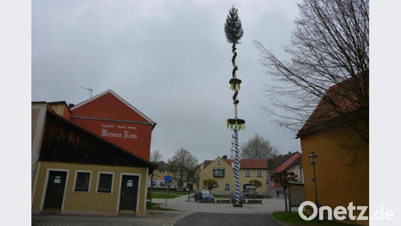 Dieses Bild präsentierte sich den Konnersreuthern am Samstagmorgen. Ein stattlicher Maibaum begrüßte sie am Therese-Neumann-Platz. Bild: jr