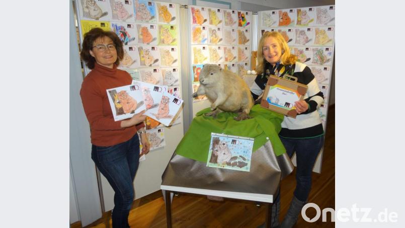 Die MQ-Mitarbeiterinnen Herta Zölch (rechts) und Erika Rahm freuten sich über zahlreiche Biber-Billy-Bilder Bild: Stadt Tirschenreuth/exb