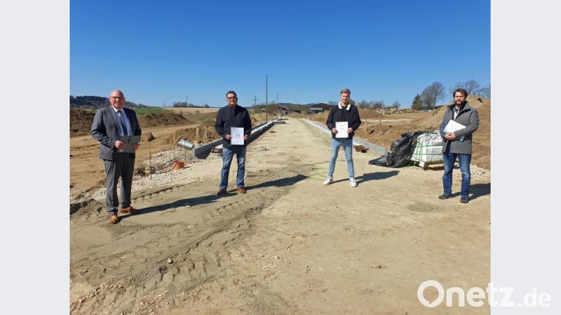 Im Neubaugebiet Hammerberg-West begrüßte Oberbürgermeister Oliver Weigel (von links) Alexander Root und David Regnet als Feldgeschworene. Ihr Ansprechpartner bei der Stadt ist Alexander Letz. Bild: Stadt Marktredwitz/exb