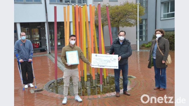 Preisverleihung an der Realschule für ein großartiges Projekt, das Realschulstudienrätin Doris Thammer (rechts) im Geschichtsunterricht betreute. Dr. Dario Vidojković vom Volksbund Deutscher Kriegsgräberfürsorge (Zweiter von rechts) überreichte Preisgeld und Siegerurkunden. Tobias Horn (Zweiter von links) nahm die Urkunden stellvertretend entgegen. Schulleiter Kilian Graber (links) freute sich. Bild: dob