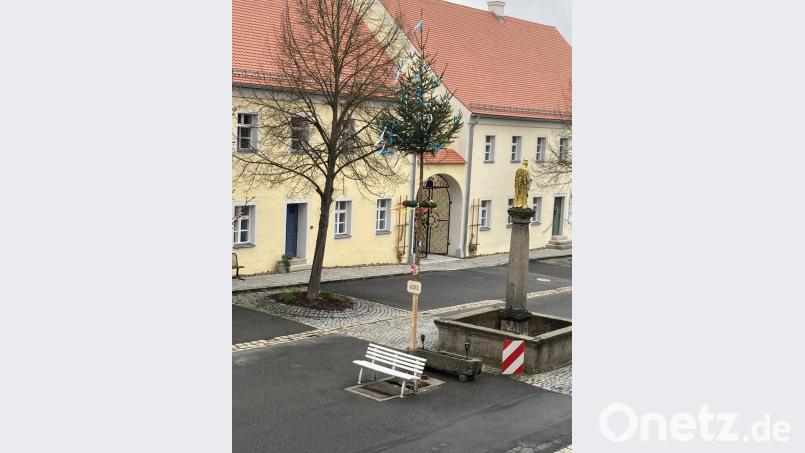 Auch heuer ziert ein Maibaum am Brunnen den Marktplatz in Winklarn. Bild: amö