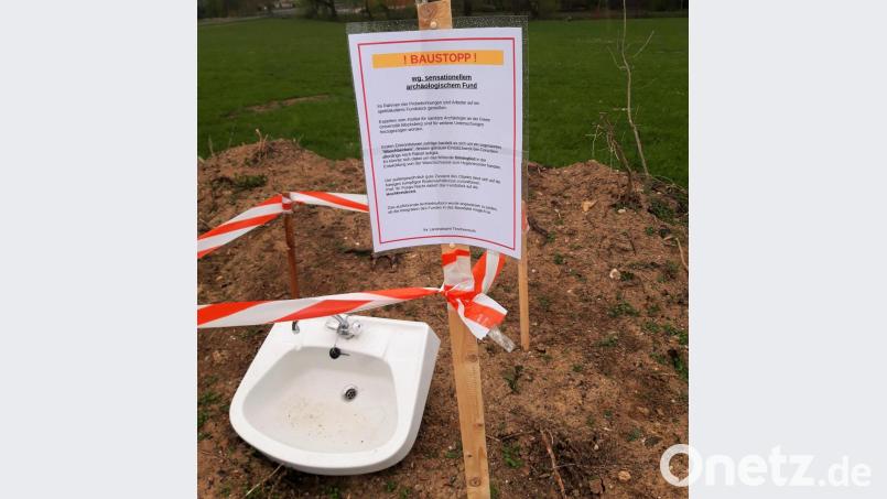 Der &quot;Sensationsfund&quot; eines Waschbeckens sorgte in der Nacht zum 1. Mai für einen &quot;Baustopp&quot; beim Neubau der Staatlichen Realschule. Bild: stg