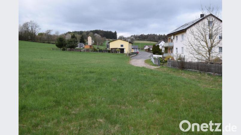 Am Almweg sollen drei dreigeschossige Mehrfamilienhäuser mit achtzehn Wohneinheiten gebaut werden. Bei den Anliegern erzeugt dies regen Widerspruch. Bild: bnr