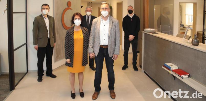 Aufgrund der Corona-Pandemie fand die kirchliche Segnung in einem ganz kleinen Rahmen in den neuen Praxisräumen von Allgemeinarzt Adrian Kottas (vorne rechts mit Ehefrau Andrea) statt. Mit auf dem Bild (hinten von links) Pfarrer Martin Besold, Bürgermeister Johannes Reger und Pfarrer Christoph Zeh. Bild: njn